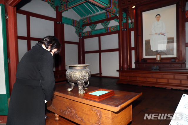 【서울=뉴시스】박진희 기자 = 문재인 대통령 부인 김정숙 여사가 3.1절을 하루 앞둔 28일 오후 충남 천안시 동남구 병천면 유관순 열사 추모각을 찾아 참배하고 있다. 2019.02.28. (사진=청와대 제공) photo@newsis.com