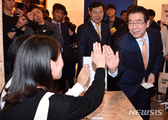 【서울=뉴시스】배훈식 기자 = 박원순 서울시장이 28일 서울 중구구 동대문디자인플라자에서 열린 크리에이터 어워즈 서울(Creator Awards Seoul) 2019에 참석, 마켓 팝스토어 채용박람회 부스를 둘러보며 청년들과 하이파이브를 하고 있다. 2019.02.28. (사진=서울시 제공) photo@newsis.com