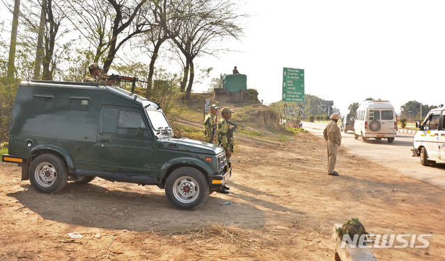 [파키스탄=AP/뉴시스] 인도 연방하원의원 선거를 코앞에 두고 초읽기로, 인도 경찰이 중부 지역에 은신한 반군을 기습해 최소 29명을 사살했다고 밝혔다. 사진은 2019년 파키스탄 국경도시 아타리에 경비를 선 인도 보안요원으로 본문과 무관. 2024.04.17.