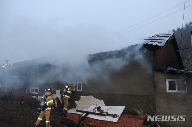 【전주=뉴시스】한훈 기자 =2월 28일 오후 5시43분 장수군 계북면 임평리의 한 주택에서 화재가 발생해 139.14㎡ 집을 완전히 소실됐다. 이날 화재로 가재도구 등 1772만원의 재산피해가 발생했다. 2019.03.01(사진=전북소방본부 제공) photo@newsis.com 