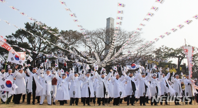 【제주=뉴시스】조수진 기자 = 1일 오전 3·1절 100주년을 맞아 제주 조천 만세동산에서 제주 4대 항일운동을 재현하는 대대적인 만세대행진이 펼쳐지고 있다. 2019.03.01.  susie@newsis.com