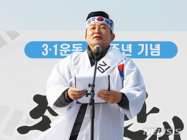 【제주=뉴시스】조수진 기자 = 1일 오전 제주 조천 만세동산 일대에서 열린 100주년 3·1절 기념식에 참석한 원희룡 제주도지사가 기념사를 읽고 있다. 2019.03.01. susie@newsis.com