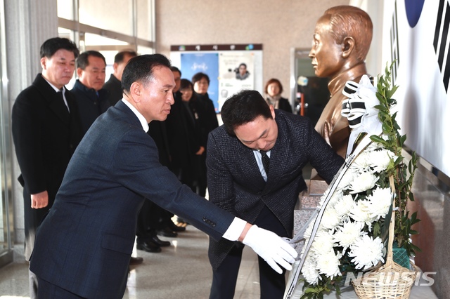 【천안=뉴시스】이종익 기자 = 3·1절 100주년을 맞아 구본영 충남 천안시장과 5급 이상 공무원들이 1일 오전 동남구 목천읍 일원 석오 이동녕 선생의 기념관을 방문해 헌화, 참배했다. 2019.03.01. (사진=천안시 제공) photo@newsis.com 