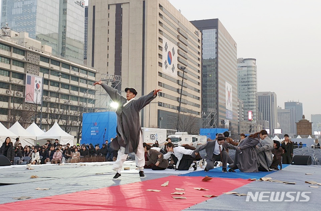 【아산=뉴시스】이종익 기자 = 3·1절 100주년 기념식을 하루 앞둔 28일 오후 서울 광화문광장에서 주제공연에 대한 사전 리허설이 진행되고 있다. 2019.03.01. (사진=순천향대 제공) photo@newsis.com
