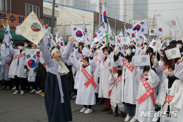 【군산=뉴시스】고석중 기자 = 삼일절인 1일 오전 한강이남 최초 3·1운동 발생지인 전북 군산시 구암동산 인근에서 '군산 3·5 독립만세운동' 재현행사가 열리고 있다. 2019.03.01.k9900@newsis.com 