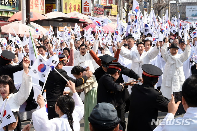 【경주=뉴시스】 이은희 기자 = 경주시가 1일 도심에서 3·1운동 만세재현을 하고 있다.2019.03.01. (사진= 경주시 제공)photo@newsis.com 