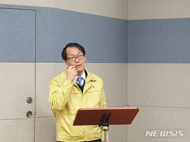 【부산=뉴시스】 제갈수만 기자 =1일 오후 2시 부산시설공단 광안대교관리사무실에서 부산시도시계획실 이준승 실장이 광안대교 선박 충돌사고 발생에 대한 출입기자 브리핑 시간을 가졌다. 이날 광안대교의 주요 구조물 파손이 확인됨에 따라 2차사고 예방을 위해 49호광장 진입램프(2차로)를 전면차단하고, 파손된 시설물의 안전점검과 구조검토를 실시하여 부분개통(1개차로) 여부를 오는 3일까지 결정하기로 했다. 2019.03.01.jgsm@newsis.com