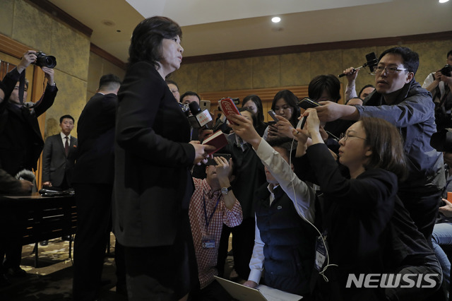 【하노이=AP/뉴시스】최선희 북한 외무성 부상이 1일 베트남 하노이 멜리아 호텔에서 긴급기자회견을 열어 2차 북미 정상회담 결렬에 대한 북측 입장을 밝히고 있다. 2019.03.01 