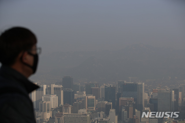 【서울=뉴시스】박미소 수습기자 = 수도권 미세먼지 비상저감조치가 시행된 1일 오전 서울 용산구 남산공원에서 한 시민이 미세먼지 마스크를 쓰고 서울 도심을 바라보고 있다. 2019.03.01.  misocamera@newsis.com