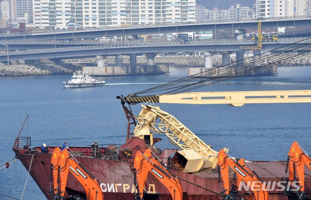 【부산=뉴시스】 하경민 기자 = 1일 부산 남구 용호부두에 정박 중인 러시아 화물선 '씨그랜드호'(5998t·승선원 15명)의 승선원들이 파손된 선박 구조물을 살펴보고 있는 가운데 이 선박이 충돌한 광안대교 하판에서 부산시설공단 관계자들이 안전점검 등을 하고 있다. 2019.03.01.&nbsp; yulnetphoto@newsis.com