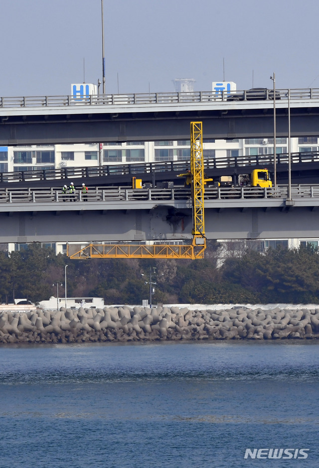 【부산=뉴시스】 하경민 기자 = 1일 부산 광안대교 하판에서 부산시설공단 관계자들이 러시아 화물선 충돌로 파손된 시설물에 대한 안전점검 등을 하고 있다. 2019.03.01.&nbsp; yulnetphoto@newsis.com