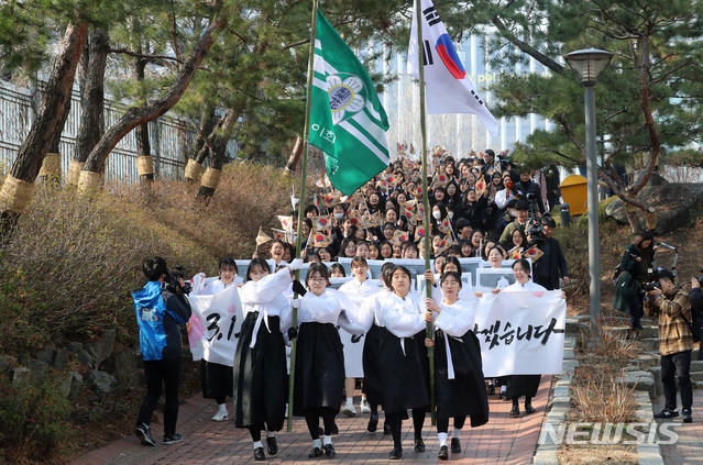 【서울=뉴시스】이영환 기자 = 3.1운동 100주년인 1일 오전 서울 중구 이화여자고등학교에서 학생들이 서울시청 방향으로 만세행진을 하고 있다. 2019.03.01. 20hwan@newsis.com