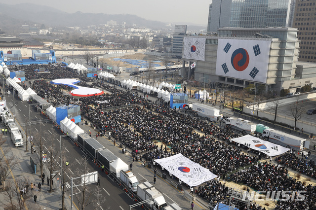 【서울=뉴시스】박진희 기자 = 제100주년 3·1절 기념식이 1일 오전 서울 광화문 광장에서 '함께 만든 100년, 함께 만드는 미래'라는 주제로 열리고 있다. 2019.03.01.  pak7130@newsis.com