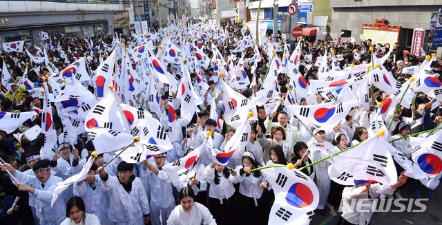 [부산=뉴시스] 하경민 기자 = 제100주년 3·1절인 2019년 3월 1일 부산 동래시장에서 열린 '동래 3·1독립만세운동' 재현 행사에 참가한 학생과 시민 등 수천 명이 "대한독립만세"를 외치고 있다. 2019.03.01.   yulnetphoto@newsis.com