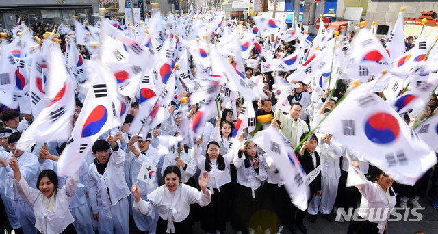 【부산=뉴시스】 하경민 기자 = 제100주년 3·1절인 1일 부산 동래시장에서 열린 '동래 3·1독립만세운동' 재현 행사에 참가한 학생과 시민 등 수천 명이 "대한독립만세"를 외치고 있다. 2019.03.01. yulnetphoto@newsis.com