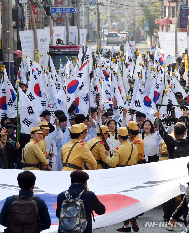 【부산=뉴시스】 하경민 기자 = 제100주년 3·1절인 1일 부산 동래시장에서 열린 '동래 3·1독립만세운동' 재현 행사에 참가한 학생과 시민 등 수천 명이 "대한독립만세"를 외치고 있다. 2019.03.01. yulnetphoto@newsis.com