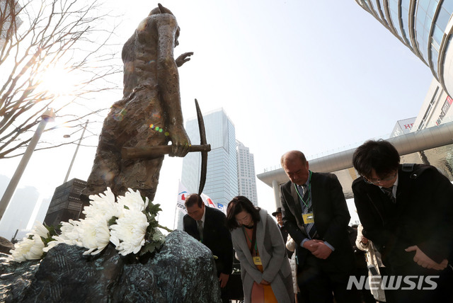 [서울=뉴시스]홍효식 기자 = 지난 2019년 3월1일 오전 서울 용산역 강제징용노동자상 앞에서 합동 참배행사가 진행되고 있다. 2019.03.01. yesphoto@newsis.com