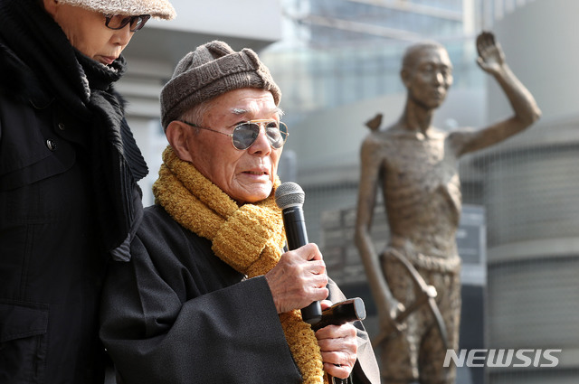 【서울=뉴시스】홍효식 기자 = 1일 오전 서울 용산역 강제징용노동자상 앞에서 열린 3.1운동 100주년 강제징용노동자상 합동 참배행사에서 1941년 신일철주금 강제징용 피해자인 이춘식 할아버지가 발언하고 있다. 2019.03.01.&nbsp; yesphoto@newsis.com
