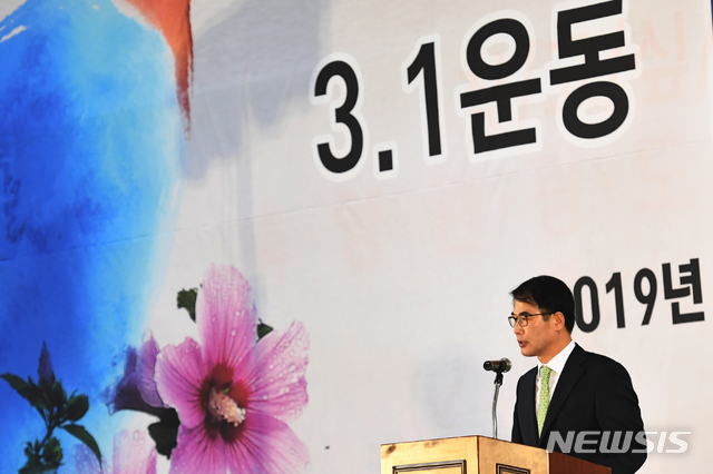【남해=뉴시스】차용현 기자 = 1일 오전 경남 남해군 실내체육관에서 열린 3·1운동 100주년 기념식에 참가한 장충남 군수가 기념사를 하고 있다. 2019.03.01.&nbsp; con@newsis.com