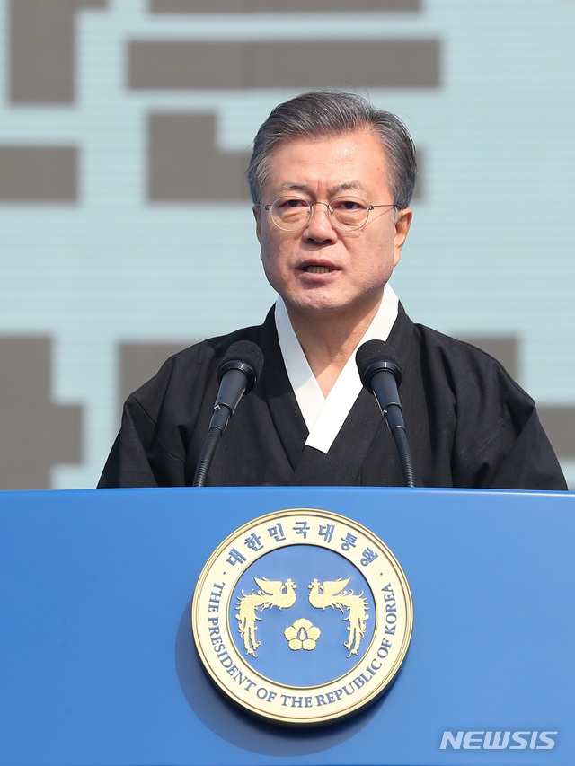 【서울=뉴시스】전신 기자 = 문재인 대통령이 1일 서울 광화문광장에서 열린 제100주년 3.1절 기념식에서 기념사를 하고 있다. 2019.03.01.&nbsp; photo1006@newsis.com