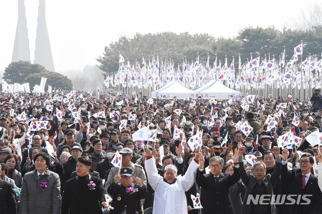 【천안=뉴시스】 함형서 기자 =제 100주년 3.1절을 맞은 1일 오후 충남 천안시 독립기념관에서 기념식이 열려 시민들이 만세 삼창을 하고 있다. 2019.03.01.foodwork23@newsis.com