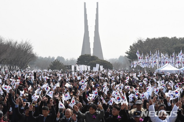 【천안=뉴시스】 함형서 기자 =제 100주년 3.1절을 맞은 1일 오후 충남 천안시 독립기념관에서 기념식이 열려 시민들이 만세 삼창을 하고 있다. 2019.03.01.foodwork23@newsis.com