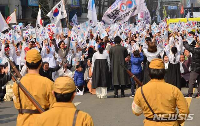 【광주=뉴시스】변재훈 기자 = 3·1운동 100주년인 1일 오전 광주시민들이 금남로와 5·18민주광장 일원에서 독립만세 함성을 재현하는 3·1 만세대행진을 펼치고 있다. 2019.03.01.wisdom21@newsis.com