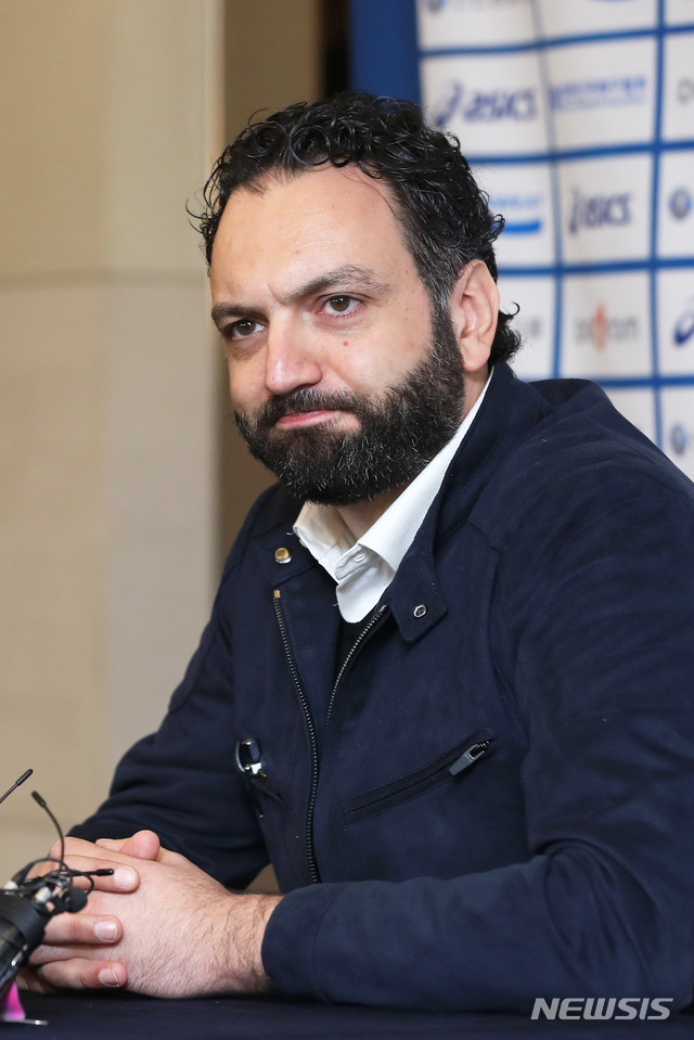 【서울=뉴시스】이윤청 수습기자 = 한국 여자배구대표팀의 첫 외국인 사령탑인 이탈리아 출신 스테파노 라바리니 감독이 리베라호텔에서 1일 오전 서울 강남구 리베라호텔에서 열린 기자회견에서 취재진의 질문에 답하고 있다. 2019.03.01. radiohead@newsis.com