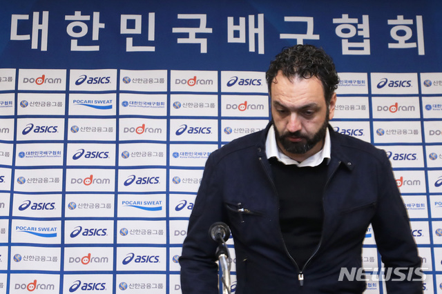 【서울=뉴시스】이윤청 수습기자 = 한국 여자배구대표팀의 첫 외국인 사령탑인 이탈리아 출신 스테파노 라바리니 감독이 리베라호텔에서 1일 오전 서울 강남구 리베라호텔에서 열린 기자회견에 참석하고 있다. 2019.03.01.&nbsp; radiohead@newsis.com