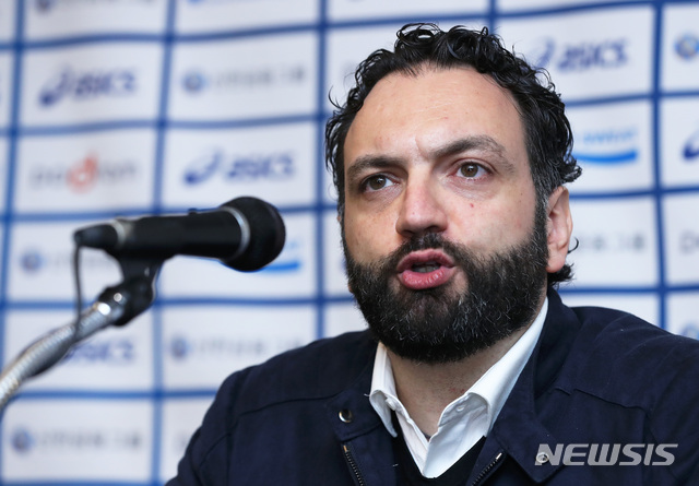 【서울=뉴시스】이윤청 수습기자 = 한국 여자배구대표팀의 첫 외국인 사령탑인 이탈리아 출신 스테파노 라바리니 감독이 리베라호텔에서 1일 오전 서울 강남구 리베라호텔에서 열린 기자회견에서 취재진의 질문에 답하고 있다. 2019.03.01.&nbsp; radiohead@newsis.com
