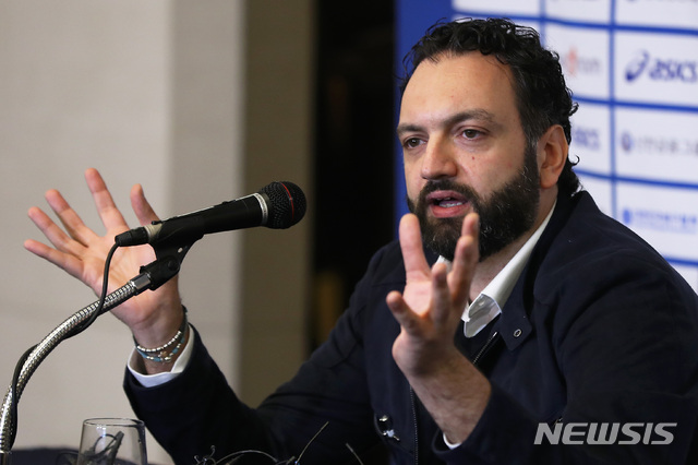 【서울=뉴시스】이윤청 수습기자 = 한국 여자배구대표팀의 첫 외국인 사령탑인 이탈리아 출신 스테파노 라바리니 감독이 리베라호텔에서 1일 오전 서울 강남구 리베라호텔에서 열린 기자회견에서 취재진의 질문에 답하고 있다. 2019.03.01. radiohead@newsis.com