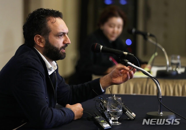 【서울=뉴시스】이윤청 수습기자 = 한국 여자배구대표팀의 첫 외국인 사령탑인 이탈리아 출신 스테파노 라바리니 감독이 리베라호텔에서 1일 오전 서울 강남구 리베라호텔에서 열린 기자회견에서 취재진의 질문에 답하고 있다. 2019.03.01.&nbsp; radiohead@newsis.com