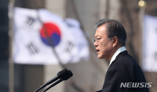 【서울=뉴시스】전신 기자 = 문재인 대통령이 1일 서울 광화문광장에서 열린 제100주년 3.1절 기념식에서 기념사하고 있다. 2019.03.01.&nbsp; photo1006@newsis.com