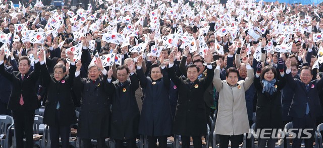 【서울=뉴시스】전신 기자 = 1일 서울 광화문광장에서 열린 제100주년 3.1절 기념식에서 이낙연(왼쪽) 국무총리, 더불어민주당 이해찬(왼쪽 네번째부터) 대표, 자유한국당 황교안 대표, 바른미래당 손학규 대표, 민주평화당 정동영 대표, 정의당 이정미 대표, 김부겸 행정안전부 장관이 만세삼창하고 있다. 2019.03.01. photo1006@newsis.com