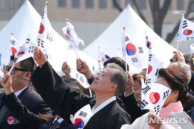 【서울=뉴시스】전신 기자 = 문재인 대통령이 1일 서울 광화문광장에서 열린 제100주년 3.1절 기념식에서 만세삼창을 마친 후 태극기를 흔들고 있다. 2019.03.01. photo1006@newsis.com