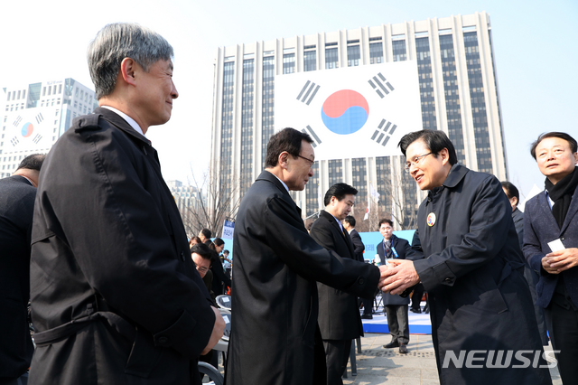 【서울=뉴시스】전신 기자 = 1일 서울 광화문광장에서 열린 제100주년 3.1절 기념식에서 더불어민주당 이해찬 대표와 자유한국당 황교안 대표가 인사하고 있다. 2019.03.01. photo1006@newsis.com