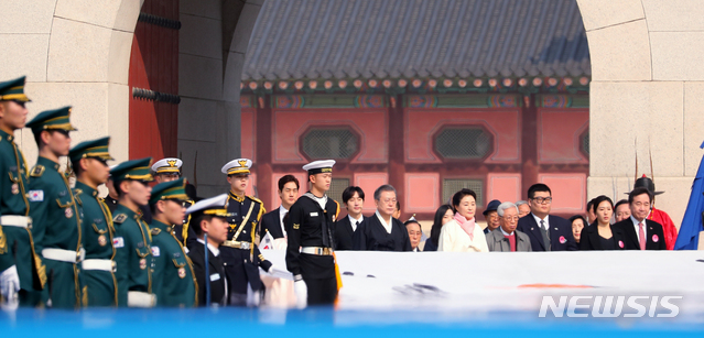 [서울=뉴시스]전신 기자 = 문재인 대통령과 부인 김정숙 여사가 지난 2019년 3월1일 서울 광화문광장에서 열린 제100주년 3.1절 기념식에 입장하고 있는 모습. 2019.03.01. photo1006@newsis.com