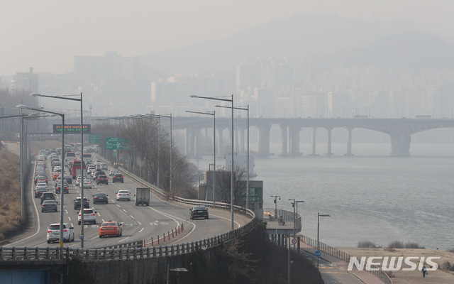 【서울=뉴시스】이윤청 수습기자 = 수도권을 포함한 서쪽 지역에 미세먼지 비상저감조치가 시행된 1일 오후 서울 영동대교에서 바라본 도심이 뿌옇게 보이고 있다. 2019.03.01.    radiohead@newsis.com