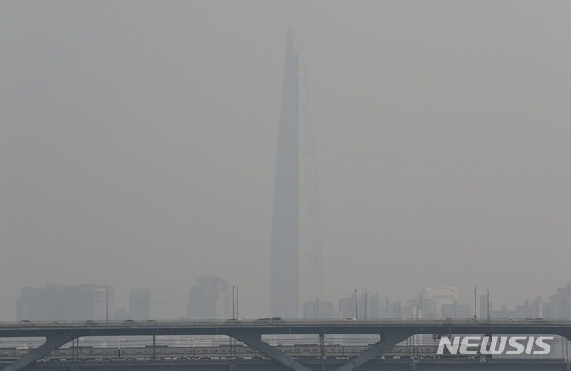 【서울=뉴시스】이윤청 수습기자 = 수도권을 포함한 서쪽 지역에 미세먼지 비상저감조치가 시행된 1일 오후 서울 영동대교에서 바라본 도심이 뿌옇게 보이고 있다. 2019.03.01.   radiohead@newsis.com