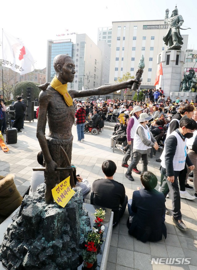 【부산=뉴시스】 하경민 기자 = 3·1절 100주년인 1일 오후 부산 동구 일본총영사관 인근 정발 장군 동상 앞에 강제징용 노동자상이 놓여진 가운데 '3·1운동 100주년 부산시민대회'가 열리고 있다. 2019.03.01. yulnetphoto@newsis.com