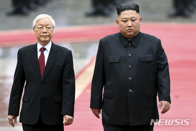 【하노이=AP/뉴시스】김정은(오른쪽) 북한 국무위원장이 1일(현지시간) 베트남 하노이의 주석궁을 방문해 응우옌 푸 쫑 베트남 국가주석과 함께 환영식장으로 향하고 있다. 2019.03.01. 