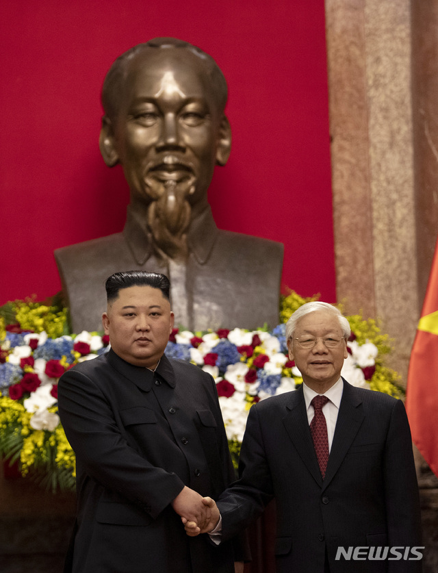  【하노이=AP/뉴시스】김정은(왼쪽) 북한 국무위원장이 1일(현지시간) 베트남 하노이의 주석궁을 방문해 응우옌 푸 쫑 베트남 국가주석과 악수하며 포즈를 취하고 있다. 2019.03.01. 