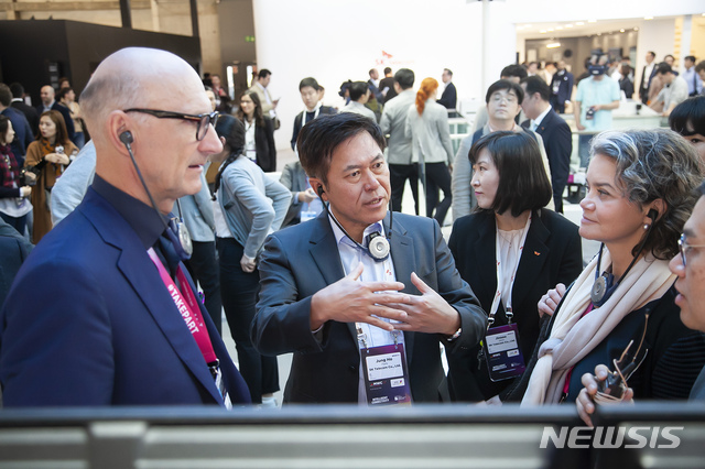 【바르셀로나=뉴시스】오동현 기자 = SK텔레콤은 스페인 바르셀로나에서 열린 'MWC 2019'에서 도이치텔레콤과 5G 네트워크∙미디어∙보안 기술을 공동 개발하는 내용의 MOU를 체결했다. 지난 2월 26일(현지 시간) 협약식 체결 후 SK텔레콤 부스를 체험하고 있는 박정호 SK텔레콤 사장(오른쪽)과 팀 회트게스(왼쪽) 도이치텔레콤 회장. odong85@newsis.com (사진=SK텔레콤 제공)