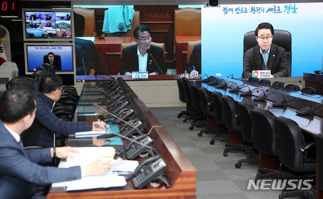 【창원=뉴시스】 홍정명 기자 = 2일 오후 경남도청에서 박성호(영상 화면 오른쪽) 도지사 권한대행이 한국유치원총연합회의 사립유치원 무기한 개학 연기(휴업) 결정에 따른 차질없는 긴급 돌봄 지원을 위해 시·군 부시장·부군수 영상회의를 진행하고 있다.2019.03.02.(사진=경남도 제공) photo@newsis.com