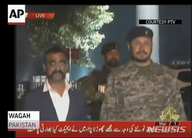 【와카(파키스탄)=AP/뉴시스】파키스탄에 체포됐던 인도 공군 조종사 아비난단 바타만이 1일 인도로 송환되기 위해 파키스탄 와카에서 국경을 넘고 있다. 인도와 파키스탄군이 또다시 분쟁 중인 카슈미르 전선에서 서로 상대방에 포격을 가해 민간인 6명과 파키스탄 군인 2명이 숨졌다고 관리들이 2일 밝혔다. 2019.3.3