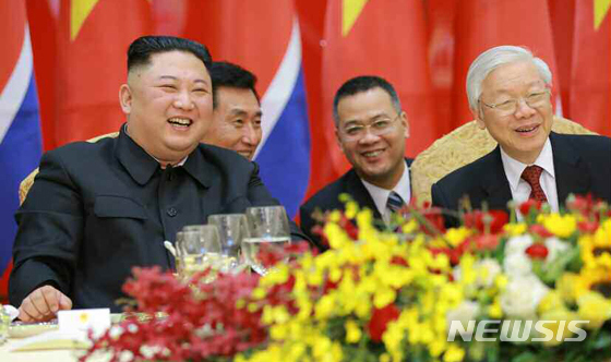 【서울=뉴시스】베트남 친선방문 일정을 시작한 김정은 북한 국무위원장이 응우옌 푸 쫑 베트남 국과주석과 환영연회를 가졌다고 북한 조선노동당 기관지 노동신문이 2일 보도했다. 2019.03.02. (출처=노동신문)&nbsp; photo@newsis.com