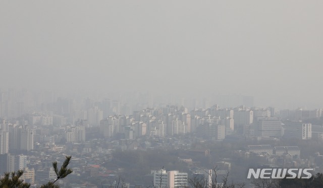 【서울=뉴시스】 고범준 기자 = 전국에 초미세먼지 경보와 주의보가 발효중인 2일 오후 서울 종로구 와룡공원 말바위에서 바라본 서울 도심이 뿌옇게 보이고 있다. 2019.03.02.&nbsp; bjko@newsis.com