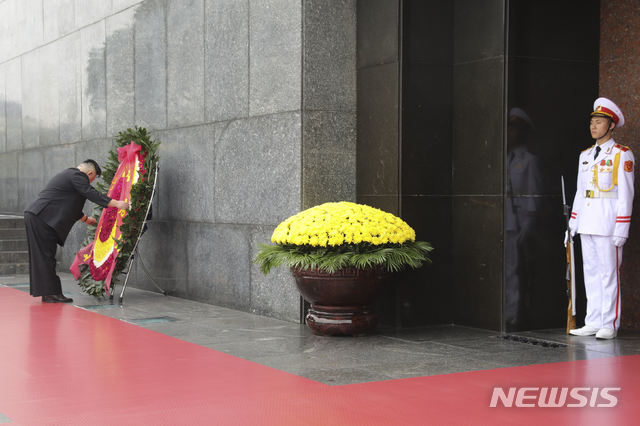 【하노이=AP/뉴시스】김정은 북한 국무위원장이 2일(현지시간) 귀국 전 하노이의 호찌민 전 베트남 주석 묘소에 헌화하고 있다.&nbsp; 호찌민 주석의 묘소는 하노이시 바딩 광장 중앙에 있으며, 대리석 건물 내부에 호찌민 주석의 시신이 유리관 속에 영구 안치돼 있다. 2019.03.02. 