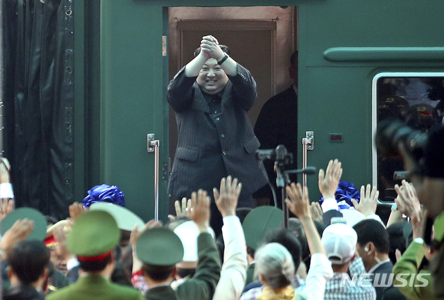 【하노이=AP/뉴시스】김정은 북한 국무위원장이 4박 5일간의 베트남 방문 을 마치고 2일(현지시간) 베트남 랑선성 동당 역에서 평양행 전용 열차에 올라 환송 인파에 인사하고 있다. 2019.03.02. 