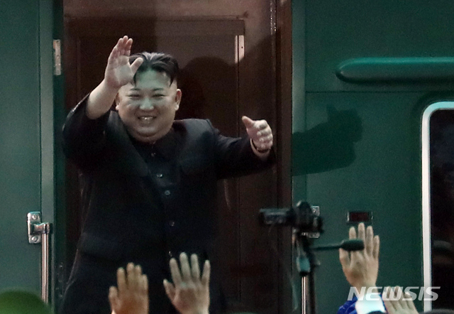 【랑선(베트남)=뉴시스】고승민 기자 = 제2차 북미정상회담과 베트남 국빈방문 일정을 모두 마친 김정은 북한 국무위원장이 2일 오후 베트남 랑선성 동당역에서 특별열차에 탑승하기 전 손을 흔들고 있다. 2019.03.02. kkssmm99@newsis.com